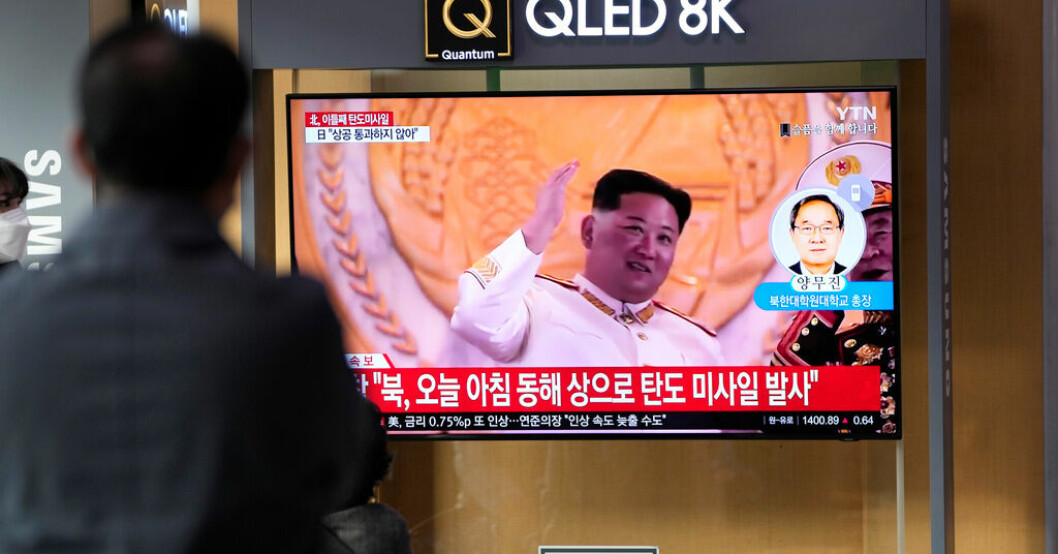 Nordkoreas diktator Kim Jong-Un. Arkivbild. Nordkorea sköt robot mot japanskt vatten