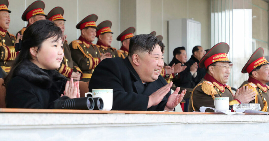 Kim Jong-Un tog med dottern på fotbollsmatch