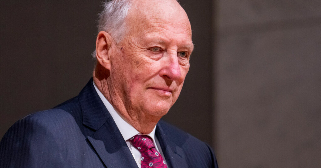 Norges kung Harald delar ut pris för cancerforskning tidigare i år. Arkivbild. Kung Harald blir kvar på sjukhuset