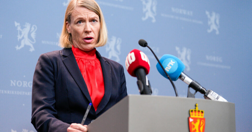 Norges utrikesminister Anniken Huitfeldt på en presskonferens där hon förklarar varför 15 ryska diplomater tvingas lämna landet. Norge sparkar ut 15 ryska diplomater
