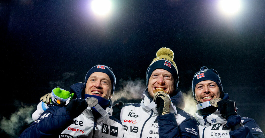 Norrmännen Tarjei Bø, Johannes Thingnes Bø och Sturla Holm Lægreid med sina medaljer från sprinten i VM. Bjørndalen: "De är mer galna än andra"