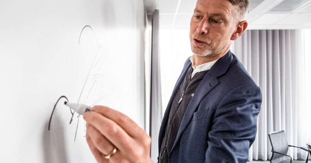Northvolts vd Peter Carlsson ritar om. Arkivbild. Northvolt skjuter på Borlängebygge