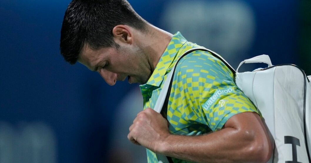 Novak Djokovic deppar efter att hans 20 matcher långa segersvit brutits. Djokovic fick segersviten bruten