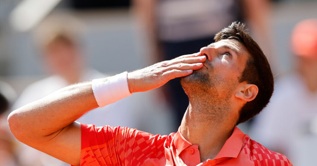 Novak Djokovic tog sig enkelt vidare till andra omgången i Franska mästerskapen. Stjärnorna enkelt vidare till nästa omgång