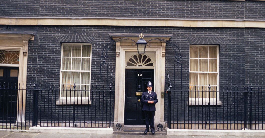 Bil har kraschat in i dörrarna till 10 Downing Street – en gripen