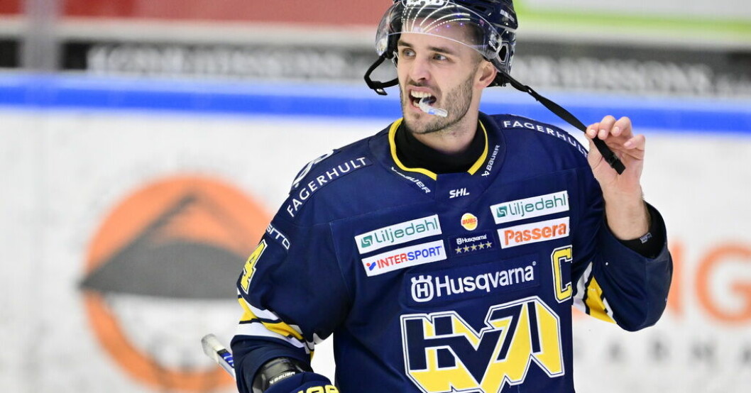 Nu åker hjälmen av för gott för hockeybacken Niklas Hjalmarsson, som lägger av. Arkivbild. Hjalmarsson lägger av – igen