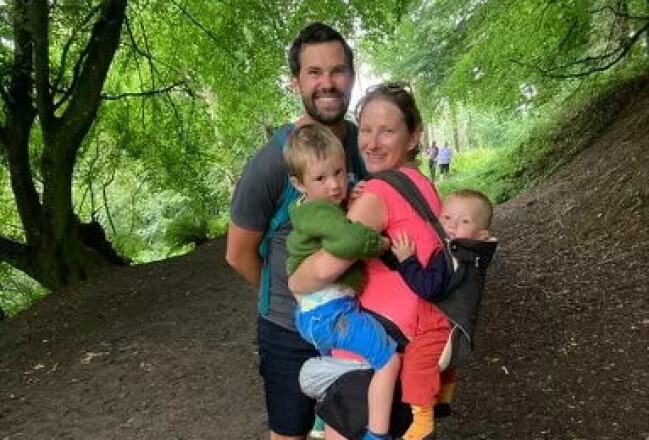 Katie, mamma till Percy, 4, och Cass, 2, blev först friskförklarad, men inte långt efter kom cancern tillbaka. Katie med partnern Tom och deras två söner.