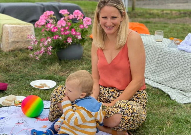 Katie arbetar själv som sjuksköterska och förstod att något inte stod rätt till. Katie och sonen.