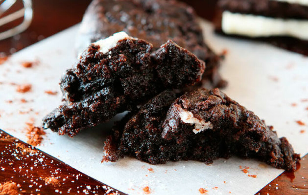 Källa: <a href="http://www.kevinandamanda.com/recipes/dessert/chocolate-peanut-butter-nutella-oreo-cookies.html" target="_blank">kevinandamanda.com</a> nutella_mat_recept_04