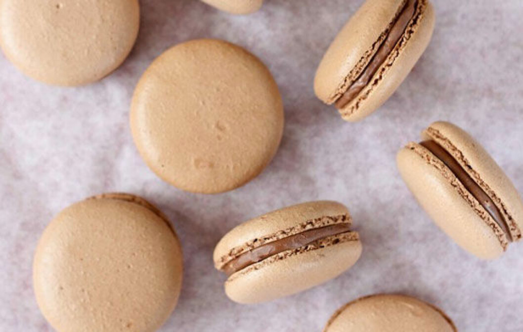 Källa: <a href="http://www.butterbaking.com/2013/10/15/chocolate-hazelnut-macarons/" target="_blank">butterbaking.com</a> nutella_mat_recept_07