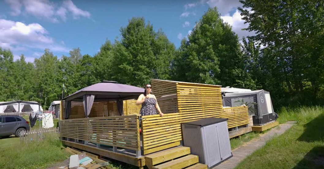 Jonna Lundell är färdig med husvagnens campingplats och visar nu upp resultatet. Jonna Lundells campingplats