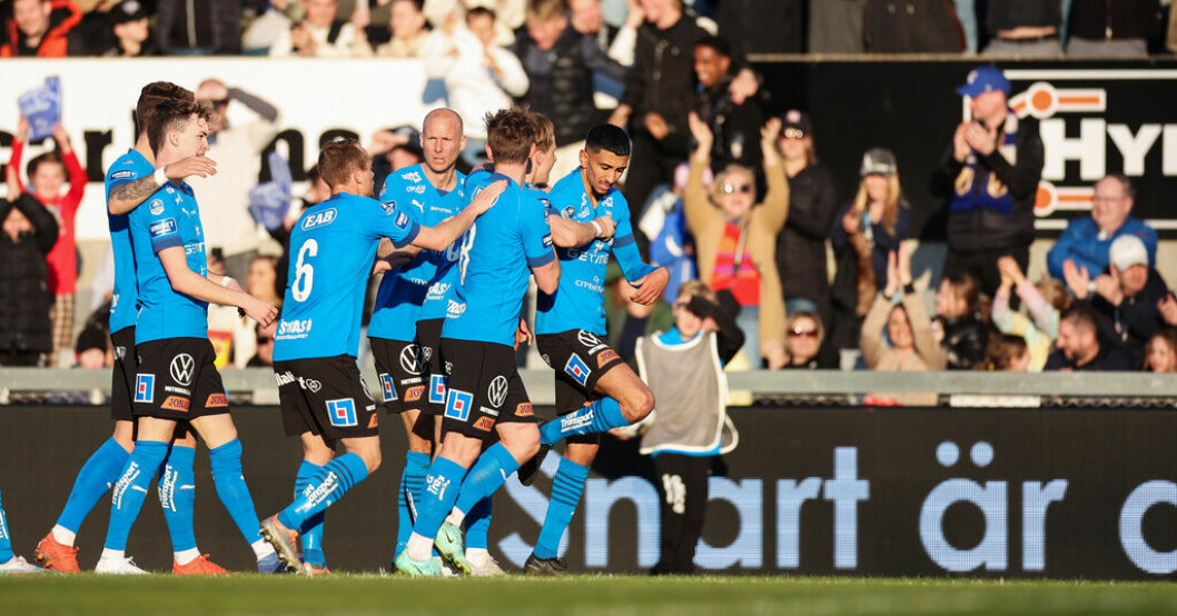 Nykomlingen Halmstad jublar efter att ha gjort 2–0 hemma mot Djurgården. Halmstads genidrag fällde Djurgården