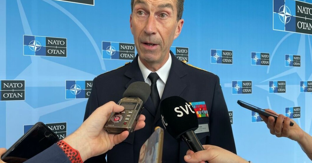ÖB Micael Bydén träffar svenska journalister i samband med Natos försvarschefsmöte i Bryssel. Natobefäl längtar efter ÖB