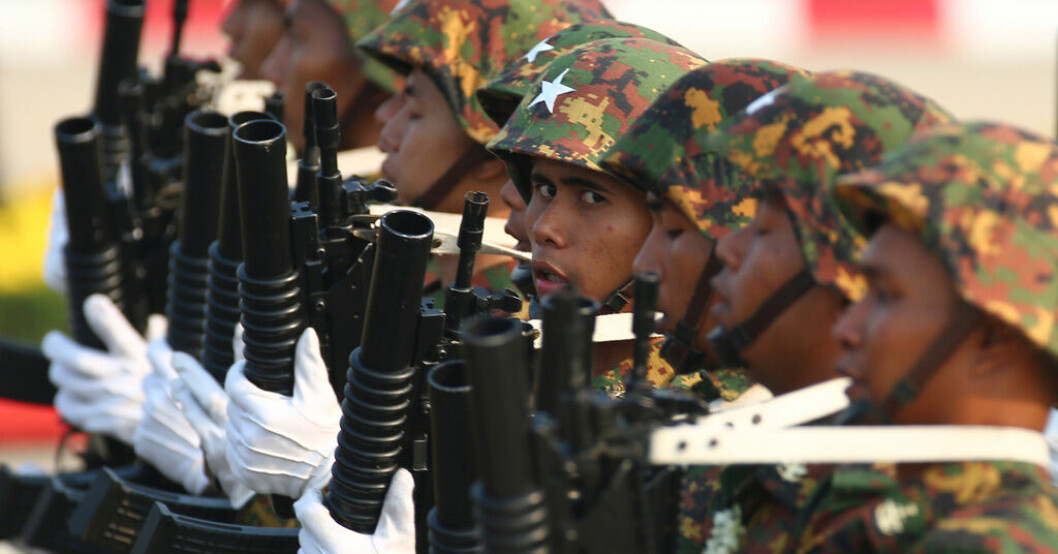 Officerare under en militärmarsch i Myanmars huvudstad Naypyidaw i slutet av mars. Juntan i Myanmar har köpt vapen för miljarder