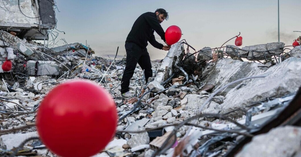 Ogun Sever Okur sätter ut röda ballonger på byggnader som rasat i den svårt skalvdrabbade staden Antakya. Ballongerna ser han som en hyllning till barn som har omkommit i skalven. Röda ballonger för barnen som omkom i skalven