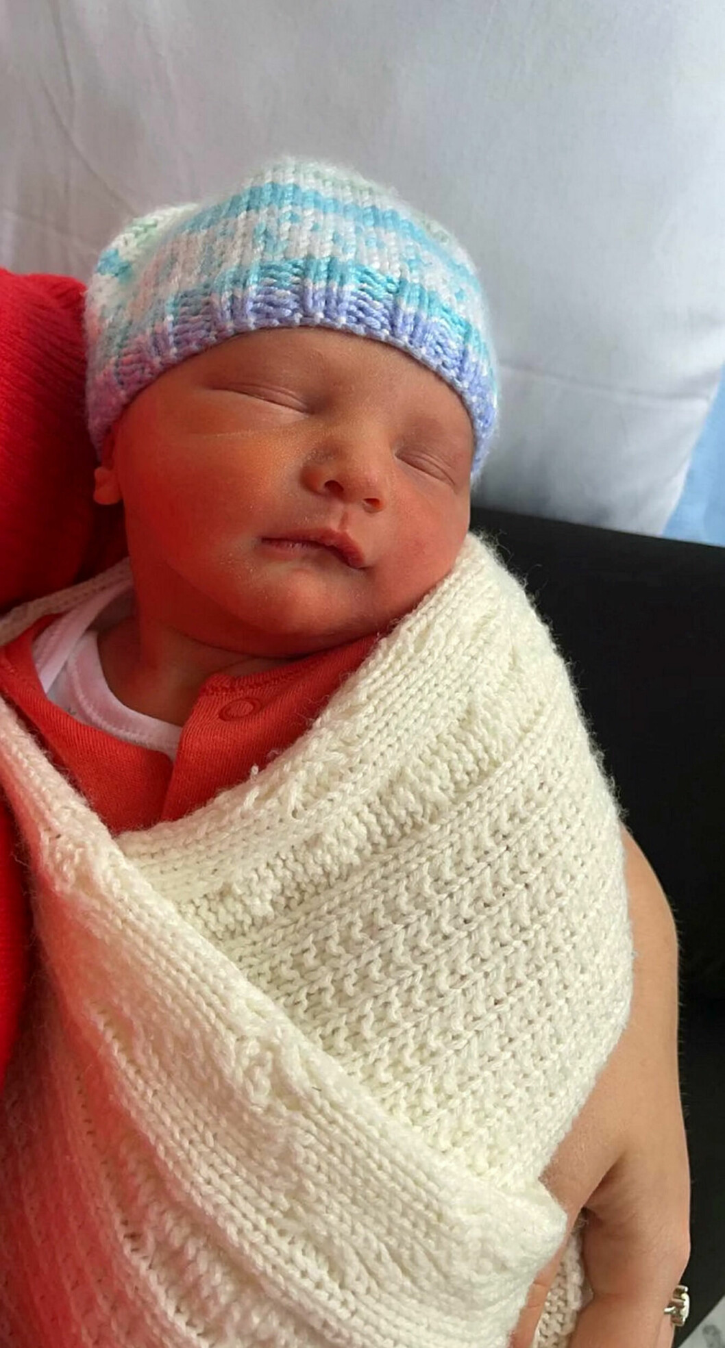Lille gossen Freddie Oliver Davis föddes i en toalett.