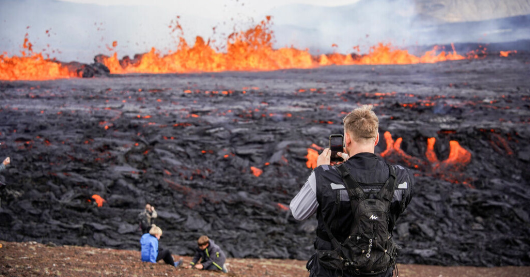 Ökad seismisk aktivitet på Reykjaneshalvön på Island kan vara ett tecken på att vulkanen Fagradalsfjäll är redo för ett nytt utbrott. Bilden är från det senaste utbrottet i augusti 2022, då många besökare strömmade till. Arkivbild Skalv kan förebåda vulkanutbrott på Island