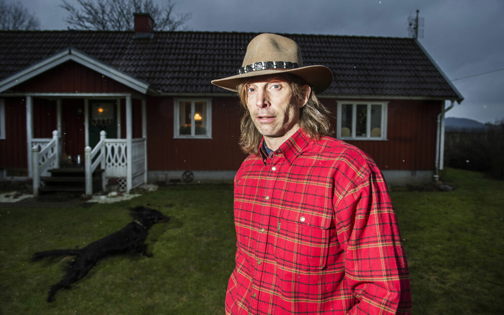 Ola-Conny Wallgren framför sitt hem, ”en hallandslänga” på landet, några mil utanför Varberg.