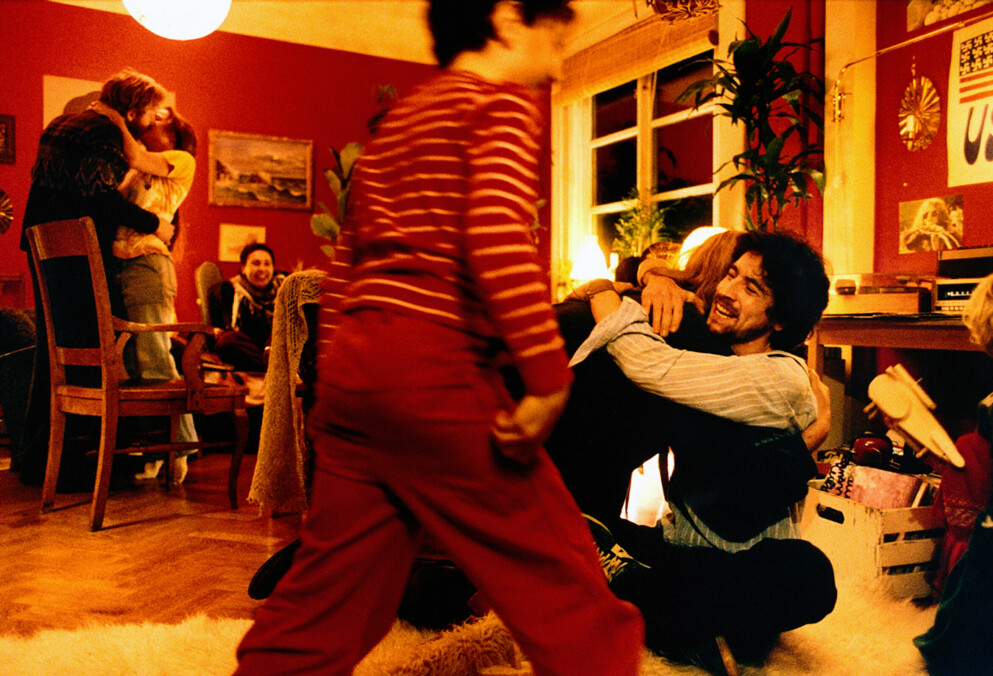 Ola Rapace [till höger i bild reds. anm.] gjorde en minnesvärd insats som Lasse i kultförklarade filmen Tillsammans från år 2000.