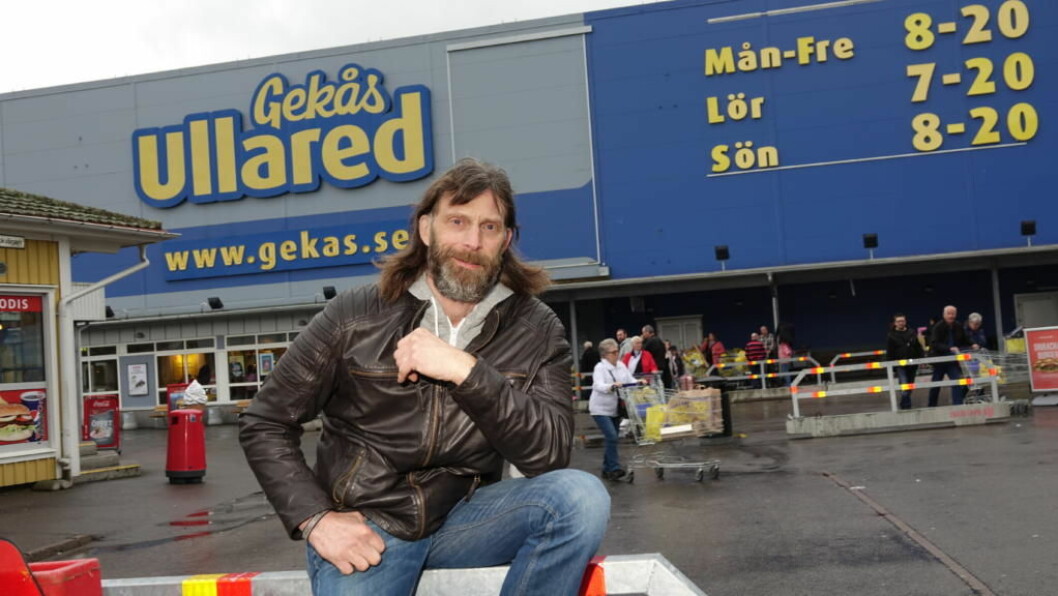Ola-Conny utanför Ullared där han jobbat över 20 år. Foto: TT