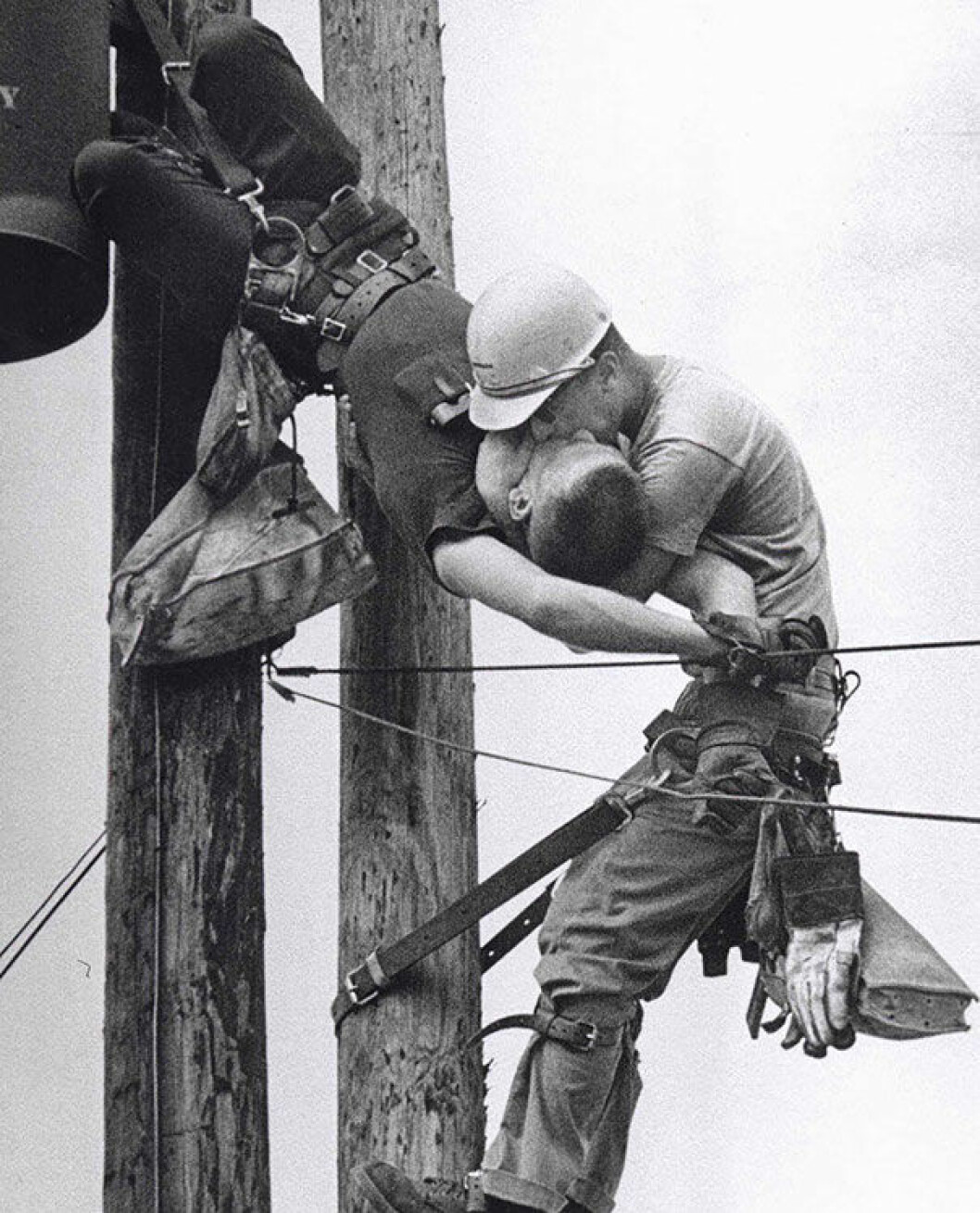 Foto: <a href="http://3.bp.blogspot.com/-h2T4NMUDDNU/U09F7HKD8cI/AAAAAAAAI8o/rtAV5sdzwD0/s1600/The+Kiss+of+Life+-+A+utility+worker+giving+mouth-to-mouth+to+co-worker+after+he+contacted+a+high+voltage+wire,+1967.jpg" target="_blank">rarehistoricalphotos</a> old-historic-photos-301__605