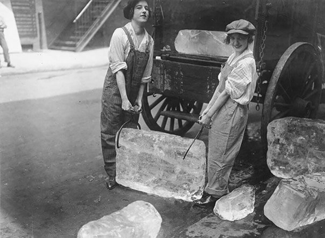 Foto: <a href="http://www.reddit.com/r/HistoryPorn/comments/1k0m02/girls_deliver_ice_heavy_work_that_formerly/" target="_blank">Reddit</a> old-historic-photos-321__605