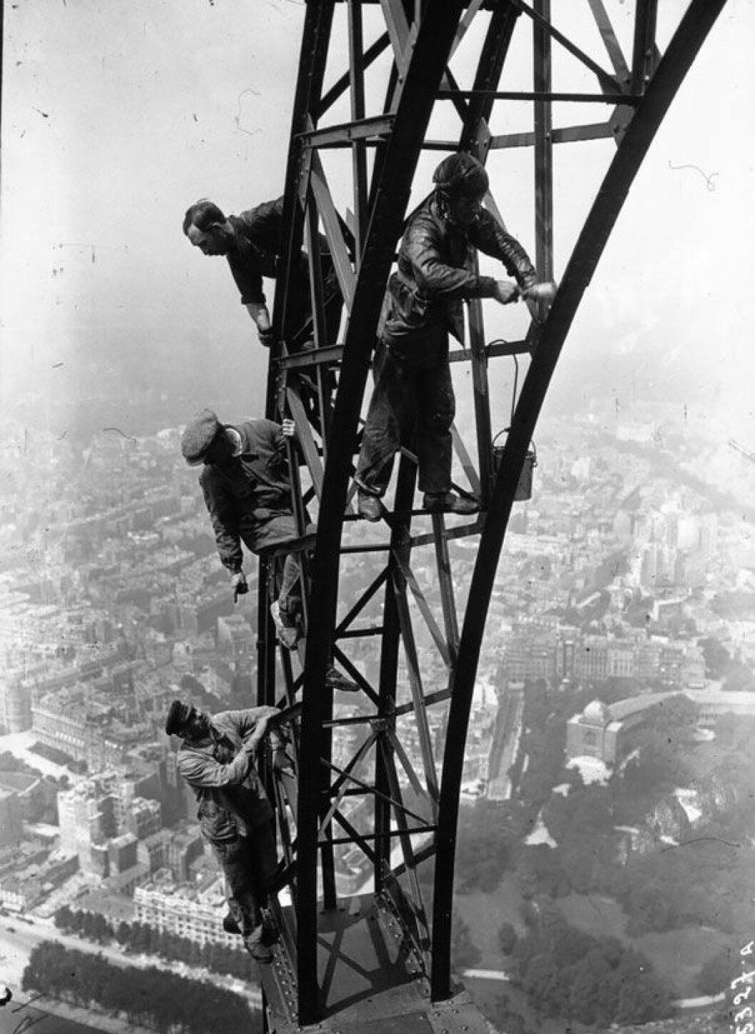 Foto: <a href="http://www.retronaut.com/2013/10/painting-eiffel-tower/" target="_blank">Retronaut</a> old-historic-photos-58__605