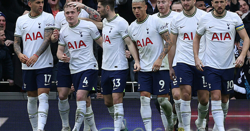 Oliver Skipp, tvåa från vänster, klappas om efter 1-0-målet mot Chelsea. Fortsatt tungt för Chelsea – föll i derbyt