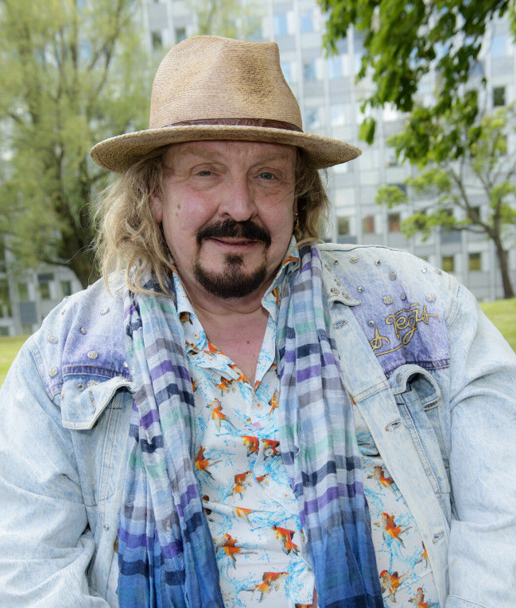 Olle Jönsson säger att det tisslas och tasslas ibland när han rör sig bland folk.