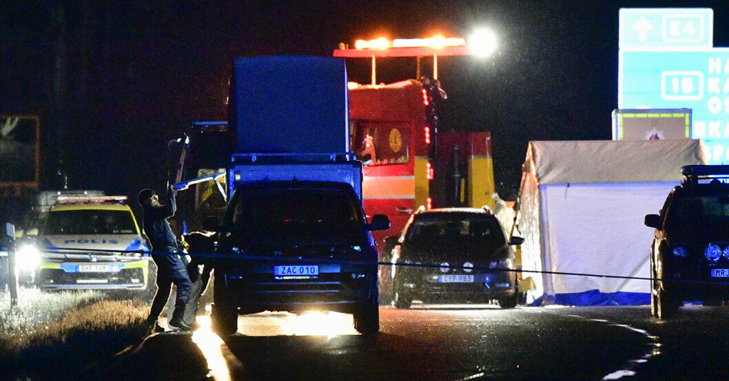 Polis, kriminaltekniker, och räddningstjänst arbetar på olycksplatsen på E4 vid Markaryd där konstnären Lars Vilks och två poliser omkom.