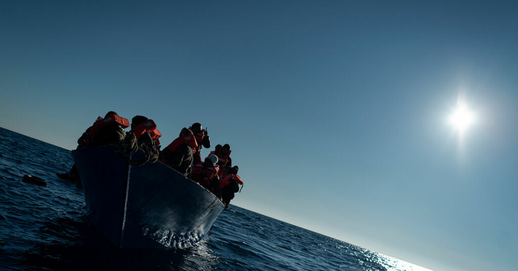 Kring 30 migranter saknas efter räddningsförsök