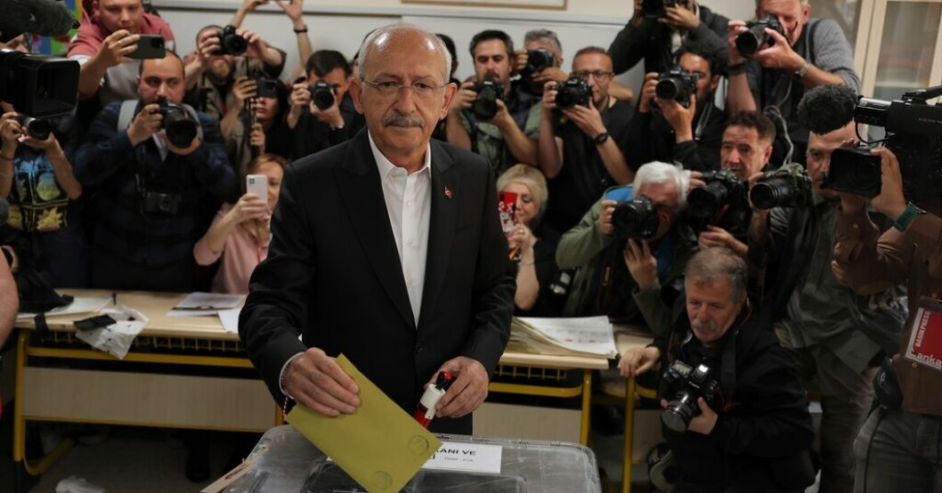 Oppositionsledaren Kemal Kiliçdaroglu lägger sin röst i söndagens val. Turkiska oppositionen byter taktik