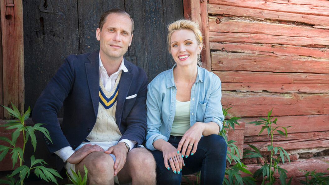 Christopher O’Regan med byggnadsantikvarien Erika Åberg, som han gjorde ”Det sitter i väggarna” i SVT med. Christopher O'Regan med byggnadsantikvarien Erika Åberg från Det sitter i väggarna