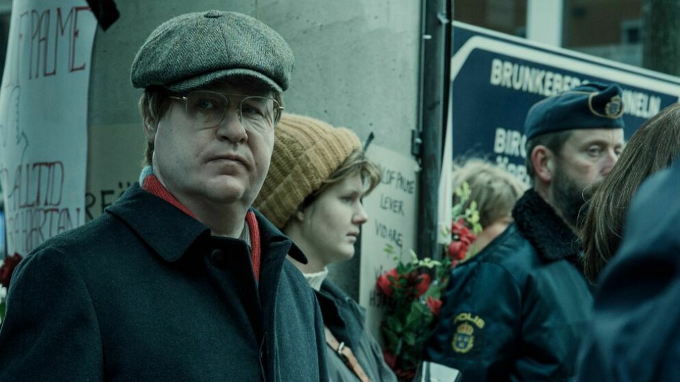 Robert Gustafsson som Skandiamannen i<span class=" italic" data-lab-italic_desktop="italic"> Den osannolika mördaren</span> på Netflix. Robert Gustafsson i Den osannolika mördaren på Netflix