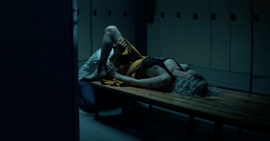 Oscar Zias intima sex-scen i serien Oscar Zia i serien Cryptid