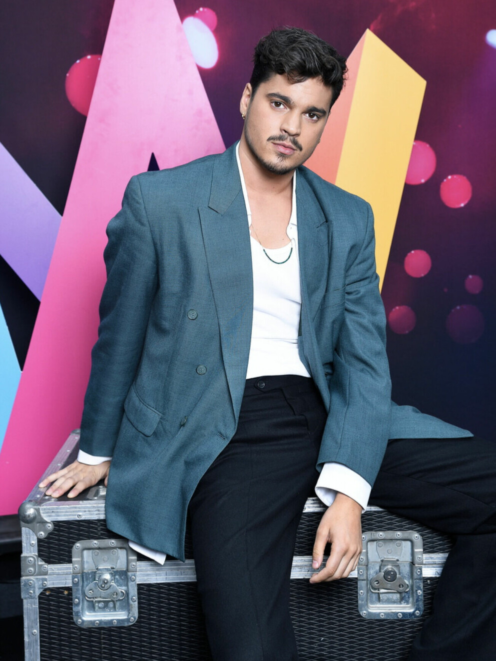 Artisten Oscar Zia leder <span class=" italic" data-lab-italic_desktop="italic">Melodifestivalen</span> 2022. Oscar Zia är programledare för Melodifestivalen 2022 med grön kavaj