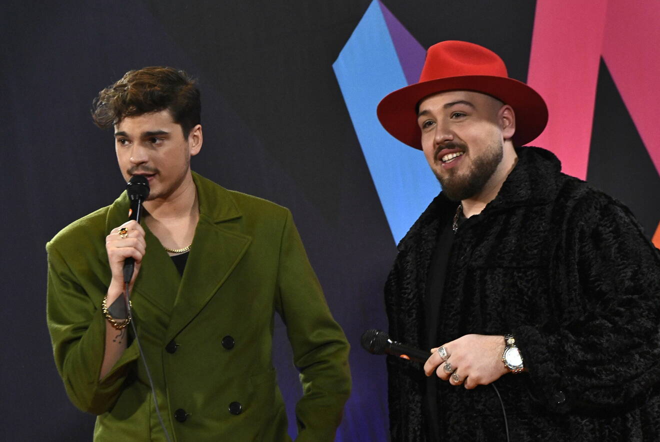 Oscar Zia och kompisen Anis Don Demina gjorde programledardebut i en deltävling av Melodifestivalen 2021.