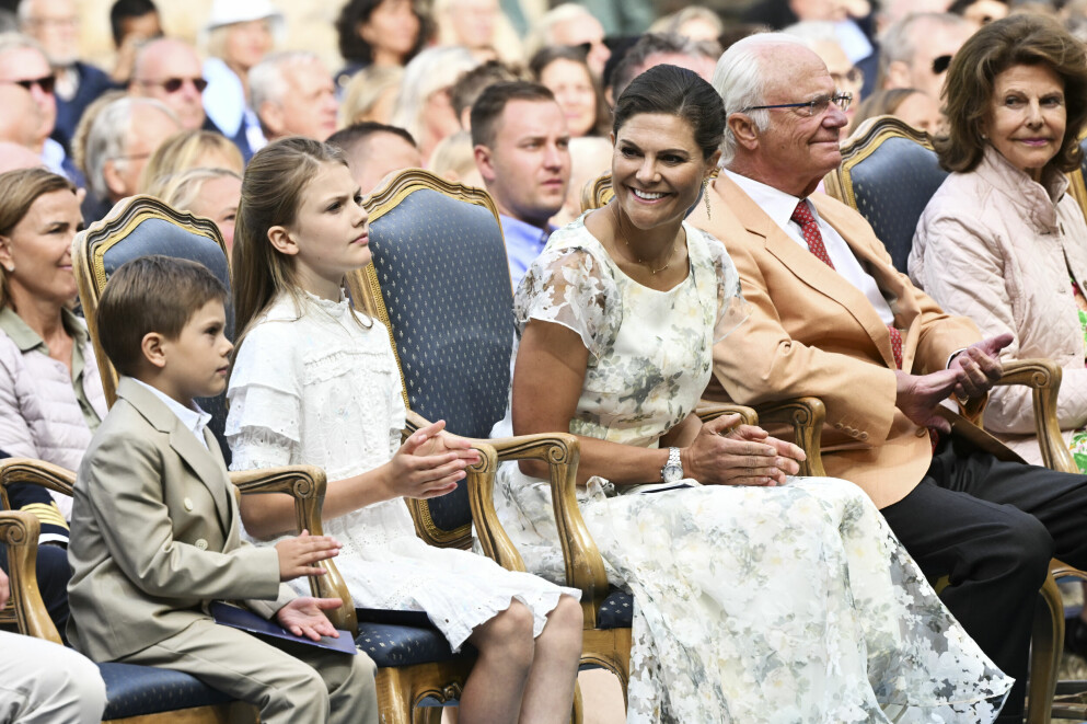 Prins Oscar, prinsessan Estelle, kronprinsessan Victoria, kung Carl Gustaf och drottning Silvia vid firandet av kronprinsessan Victorias födelsedag på Borgholms slottsruin på Öland.