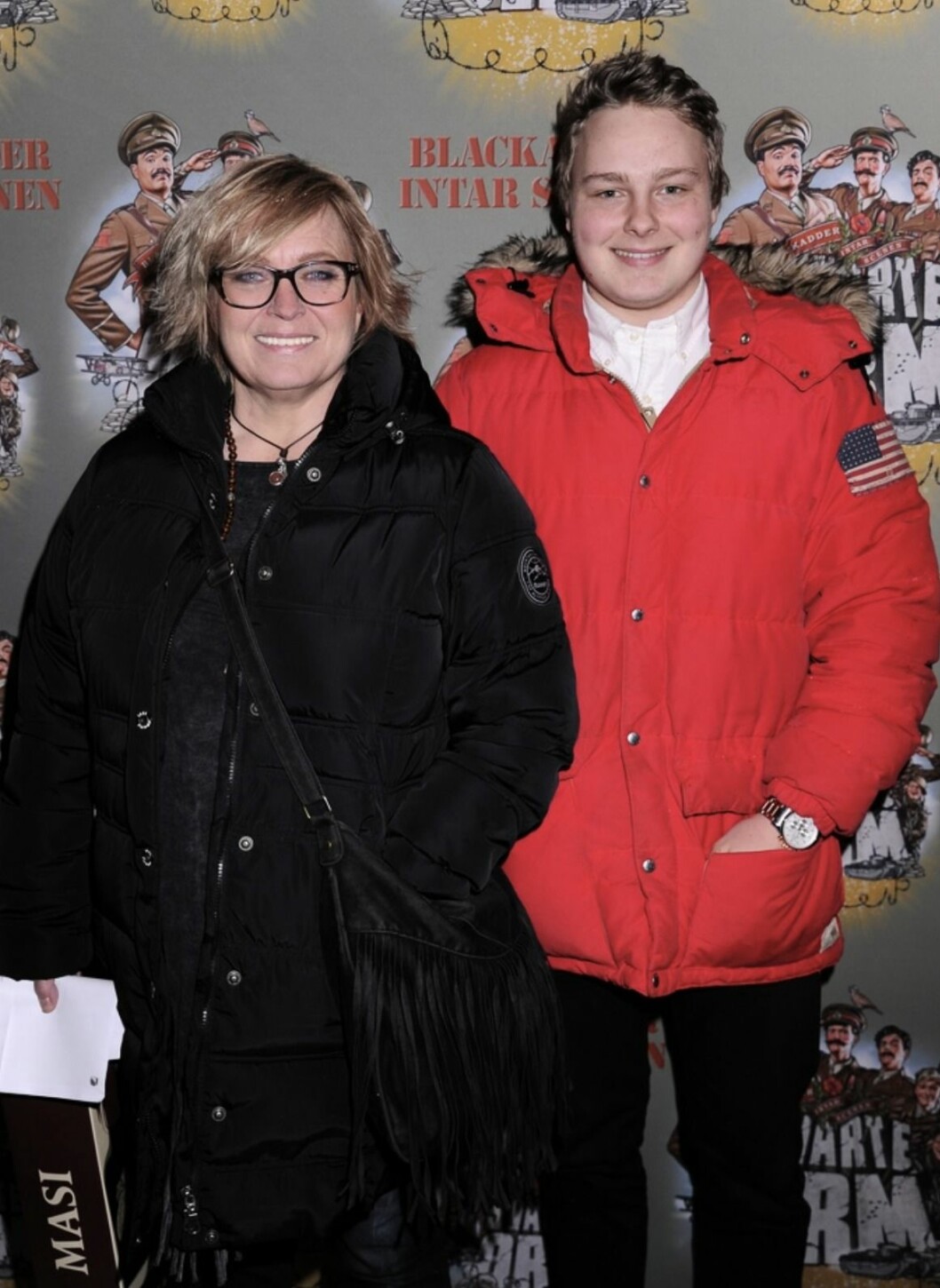 Sussie Eriksson med sonen Oskar på premiären av “Svarte orm”, 2015. FOTO: Cecilia Liljeton/TT Sussie Eriksson med sonen Oskar på röda mattan