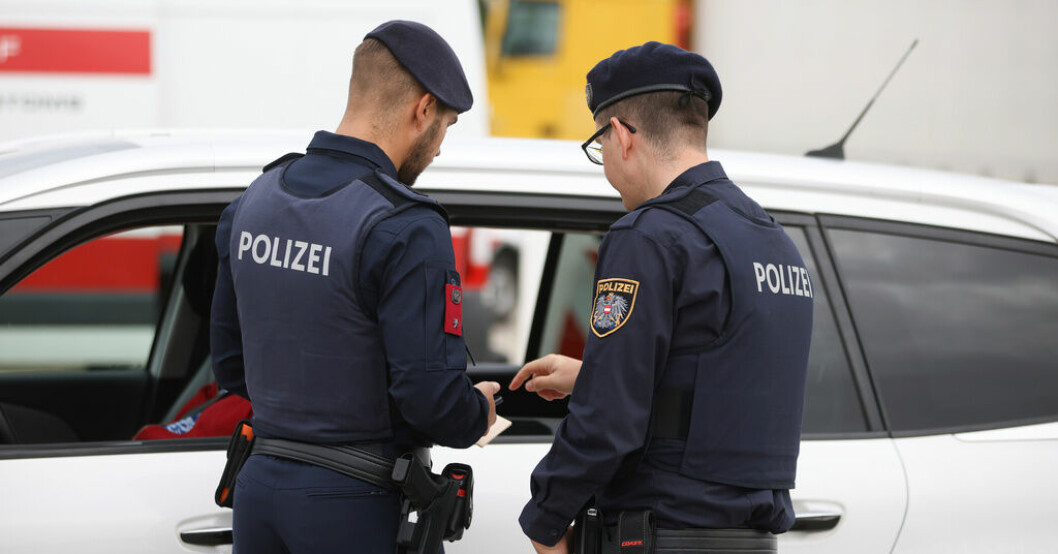 Österrikisk polis kontrollerar bilar vid den slovakiska gränsen i september i fjol. Österrike skärper gränskontroller mot Ungern