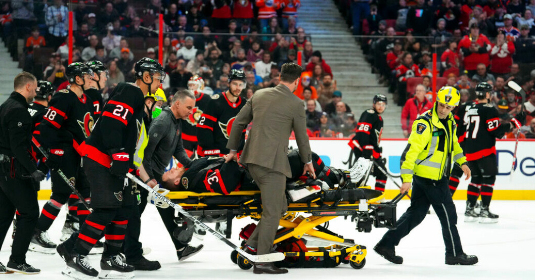 Ottawa Senators svenske målvakt Anton Forsberg blev utburen på bår i NHL-matchen mot Edmonton Oilers. Säsongen troligen över för svenske NHL-målvakten