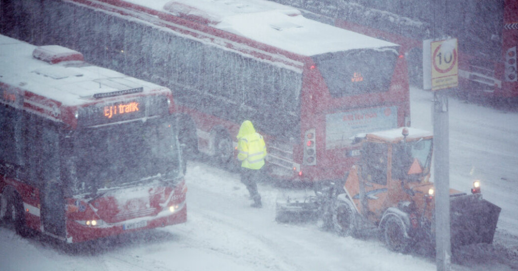 Ovädret slår mot Stockholm – bussar ställs in
