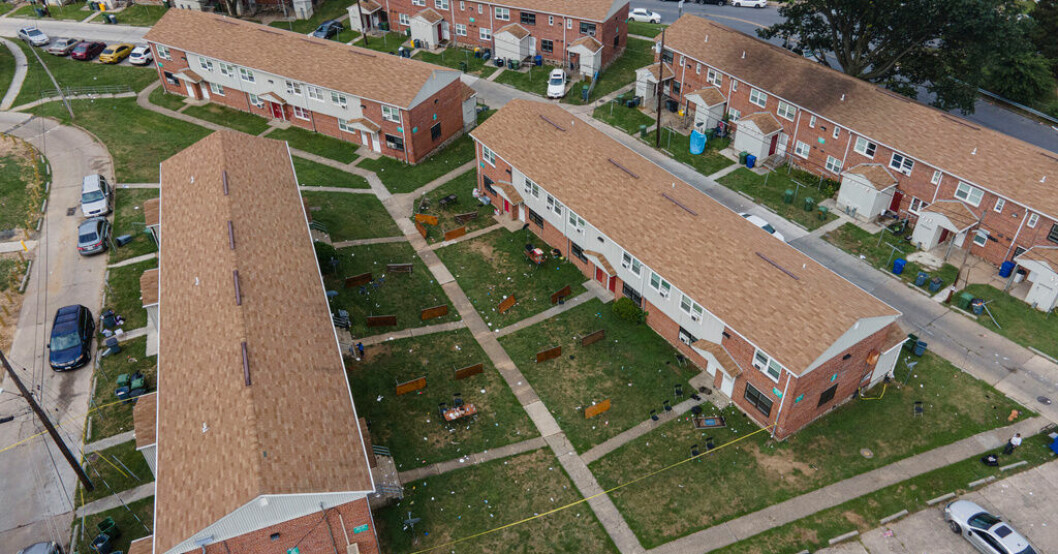Överblicksbild av brottsplatsen där två personer sköts ihjäl under natten till söndagen. Nio kvar på sjukhus efter Baltimoreskjutning