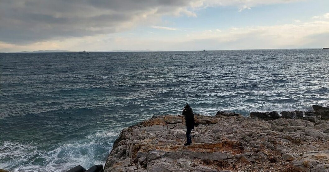 Övervakningen av Egeiska havet har ökat och därmed försöker fler migranter ta sig över floden Evros i stället. På bilden grekisk kustbevakning som flyger över Egeiska havet. Arkivbild. Migranter omkom i bilolycka i Grekland