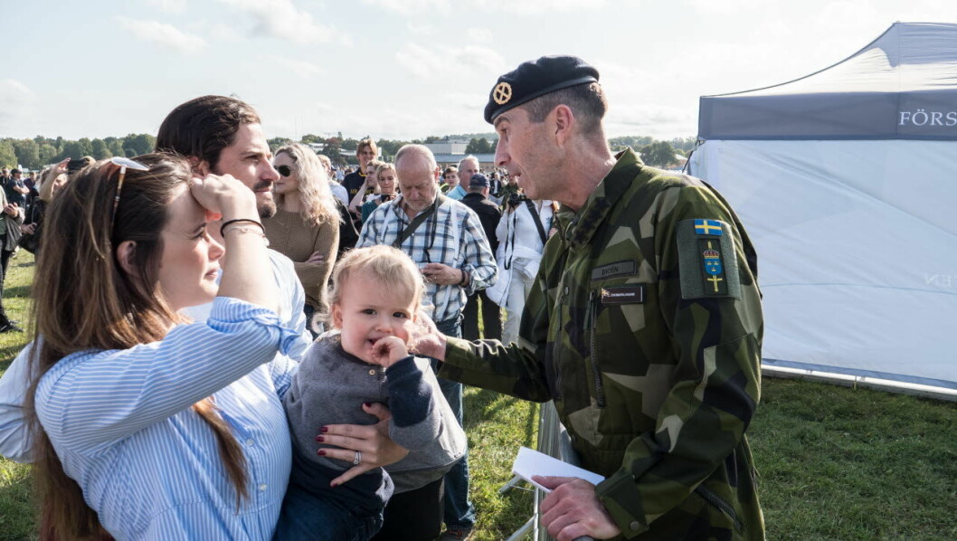 Prins Carl Philip växlar några ord med överbefälhavare Micael Bydén. Prinsessan Sofia och sonen Alexander lyssnar spänt. Prinsessan Sofia och sonen Alexander under Försvarsdagen på Gärdet i Stockholm.