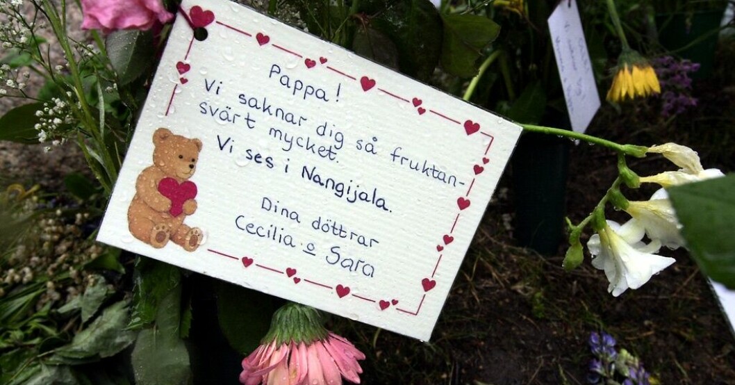 På årsdagen av polismorden i Malexander hölls en minneshögtid den 28 maj 2000. Döttrarna Cecilia och Sara lämnade en hälsning. Arkivbild. Polisdotter skriver om morden i Malexander