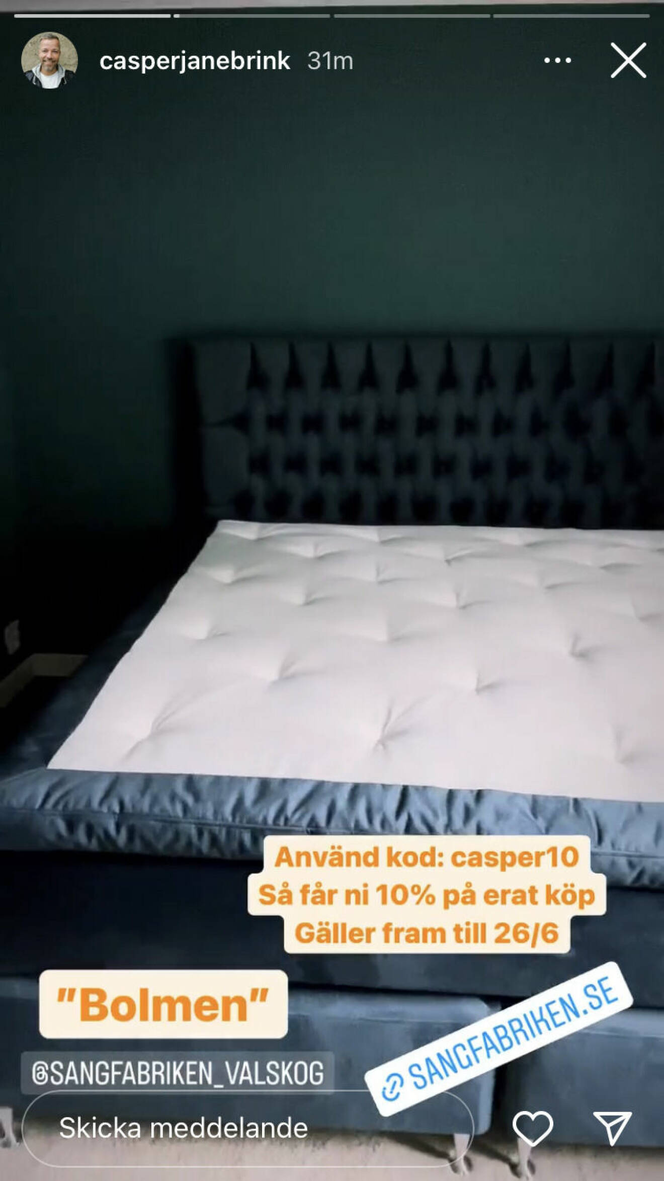 På golvet i Caspers sovrum ligger en mysig vit matta med kort lugg.
