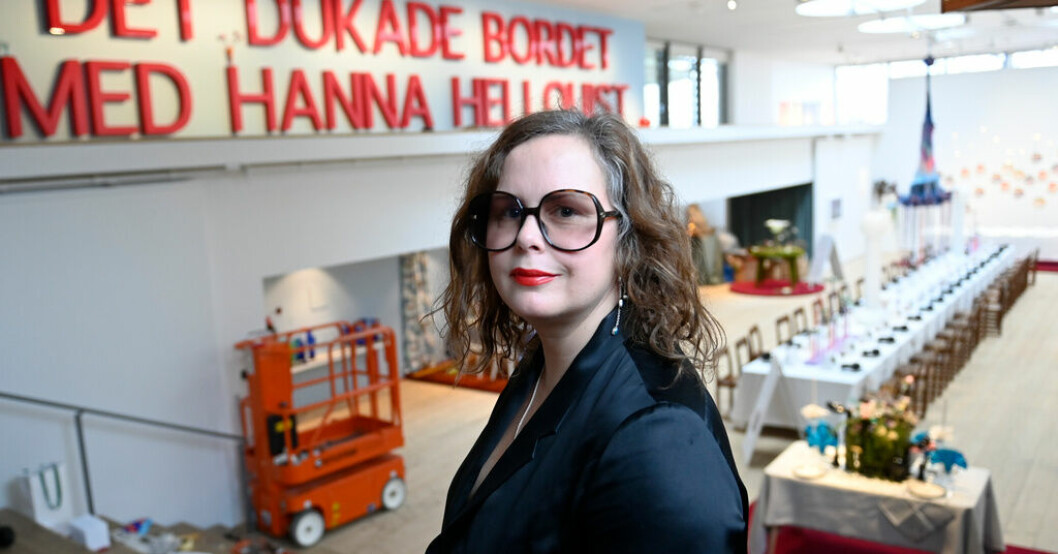 På långbordet finns skärmar och hörlurar. De intresserade kan slå sig ner och titta på filmsekvenser från Hanna Hellquists middagsbjudningar. Hellquists dukningar: Jag skiter i kutym