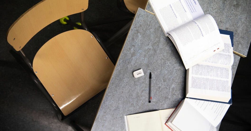 På skolan i Småland har lärarna vid anställningen fått skriva under ett sekretessavtal, som gällt även efter anställningens upphörande. Arkivbild. Lärare hotades att hålla tyst: "Allvarligt"