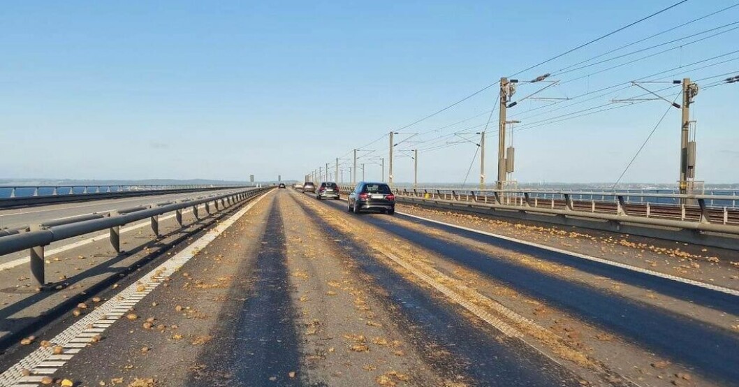 På torsdagsmorgonen låg mängder med sönderkörd potatis på bron över Stora Bält i Danmark. En chaufför har anhållits. Flera potatisutsläpp utreds av dansk polis